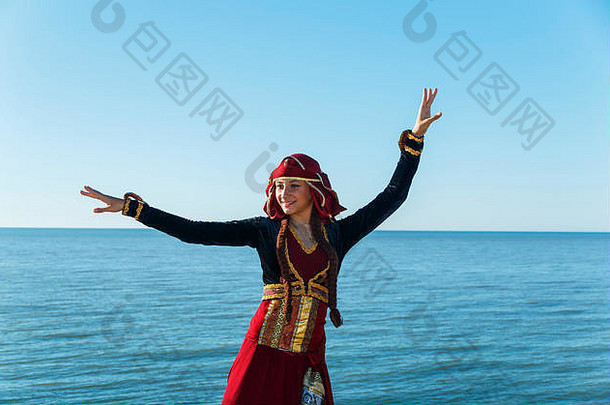 年轻的女人跳舞格鲁吉亚国家衣服海在户外夏天阳光明媚的