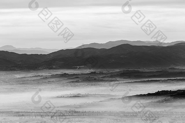 视图Umbria谷山雾