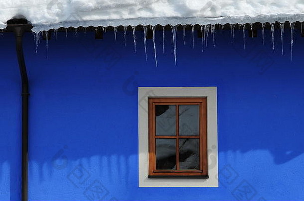 白云石中房屋屋顶上的冰柱。意大利