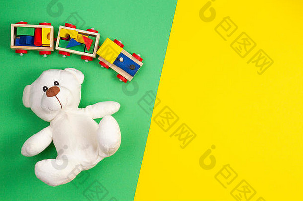婴儿孩子们玩具背景白色泰迪熊木玩具<strong>火车</strong>五彩缤纷的黄色的绿色背景