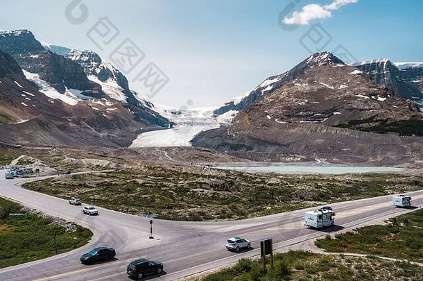 加拿大阿尔伯塔省贾斯珀和班夫国家公园之间著名的冰原公园道路上，阿萨巴斯卡冰川和车辆驶过。