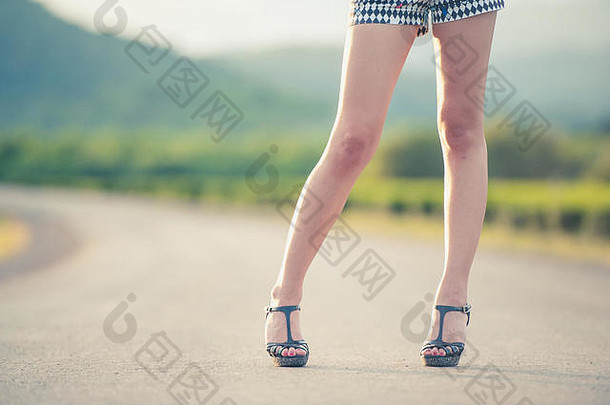 路上穿着高跟鞋的美女腿