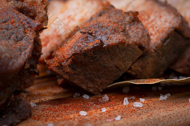 在木制砧板上用香料烤制的<strong>猪肉</strong>。
