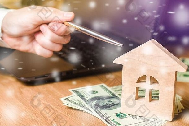 有雪和雪的微型木屋。<strong>冬季</strong>的房地产市场。优惠优惠和<strong>促销活动</strong>。出售住房。圣诞节新年。