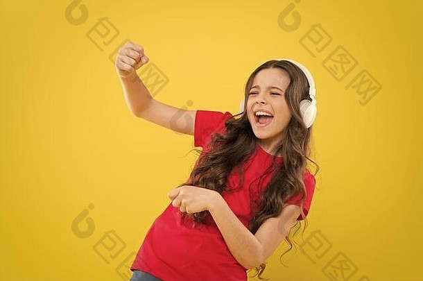 顶级<strong>歌曲</strong>。孩子们喜欢用耳机播放音乐。喜欢听最喜欢<strong>的</strong>音乐<strong>的</strong>小女孩。抓住<strong>节奏</strong>。孩子们戴着耳机听音乐。娱乐和乐趣。整个音乐世界都在她耳边。