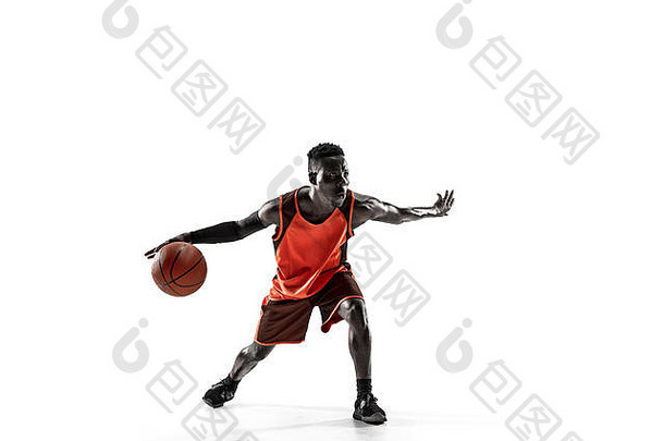 在白色工作室背景上，一名<strong>篮球</strong>运动员拿着一个孤立的球的全长肖像。广告概念。为非洲和非洲运动员提供健身球。运动，活动，运动概念。