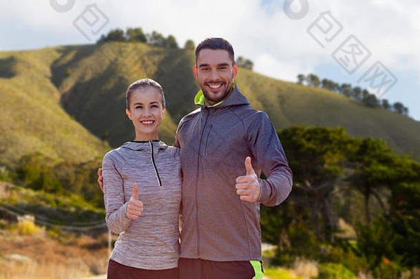 微笑夫妇体育运动衣服显示拇指