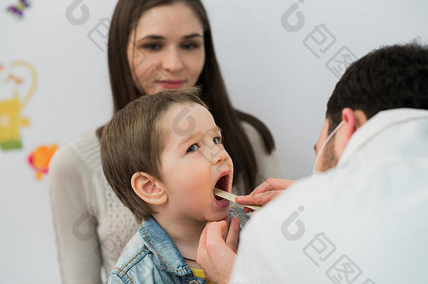 健康专家检查喉咙的小男孩
