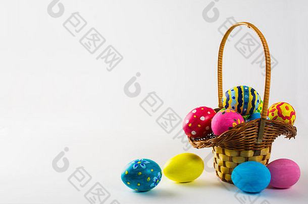 彩色的复活节鸡蛋篮子白色背景复活节背景复活节背景复活节象征复制空间