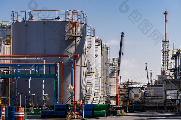 日本川崎石油化工厂管道结构。