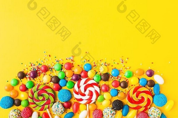 色彩斑斓的糖果黄色的背景前视图平躺复制空间甜蜜的混合生日糖果商店