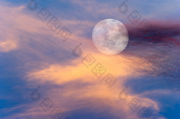 月亮云天空充满活力的超现实主义的风景优美的完整的月亮不断上升的色彩斑斓的Cloudscape