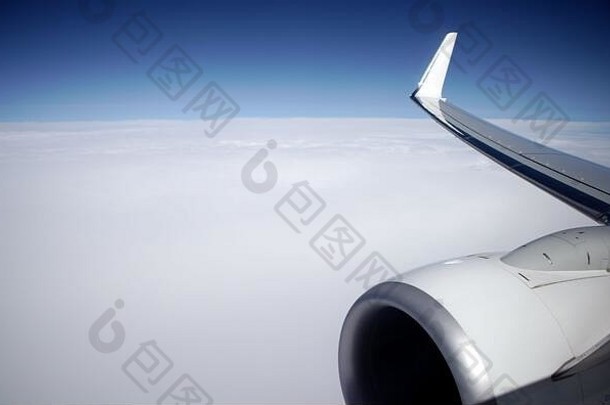 从一架商用<strong>飞机</strong>的窗口可以看到白色的<strong>云海</strong>，从中可以看到右翼发动机