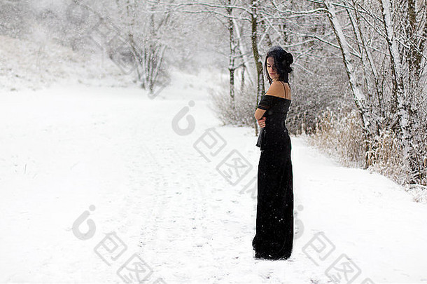 年轻的女人黑色的衣服雪