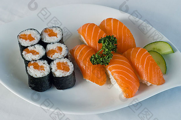 盘子里的日本食物，鲑鱼