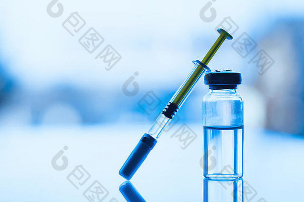 瓶药物<strong>治疗</strong>注射器蓝色的玻璃表格窗口背景水平作文前景疫苗接种概念