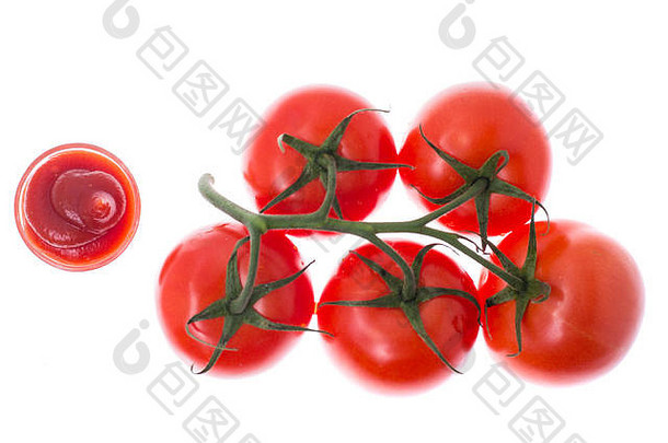 带有红色成熟番茄的枝条，在白色背景上分离