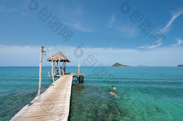 年轻的夫妇游客通气管水晶绿松石水热带度假胜地普吉岛泰国夏天假期旅行假期概念