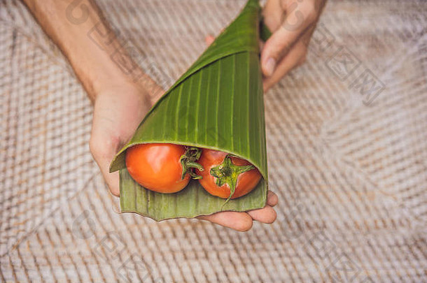 环保产品包装概念西红柿包装香蕉叶替代塑料袋浪费概念替代