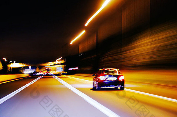 夜间机动车道上行驶的车辆图片的一种印象风格