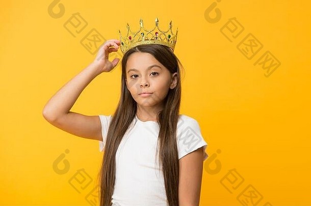 可爱的宝贝。小孩戴着象征<strong>公主</strong>的金王冠。可爱的小女孩戴着皇冠，站在黄色背景下。成为<strong>公主</strong>的概念。每个女孩都<strong>梦</strong>想成为<strong>公主</strong>。小<strong>公主</strong>夫人。