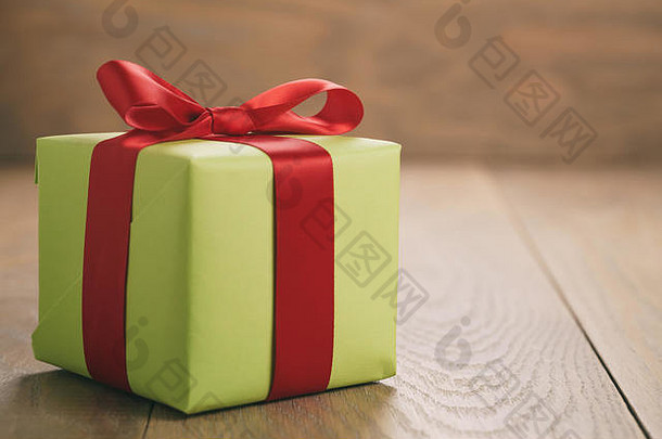 绿色纸礼物<strong>盒</strong>子红色的丝带弓橡木表格