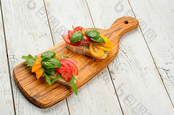 用不同种类的西红柿烤面包。为文本空间。健康食品背景