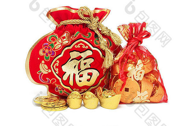 两个中国新年礼品袋和白色背景的金锭
