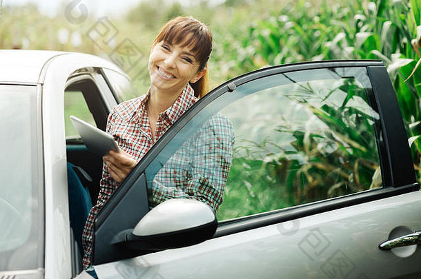 微笑快乐的女人车连接数字平板电脑车导航无线网络连接概念