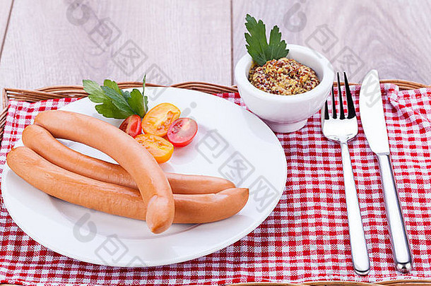 美味的传统猪肉香肠法兰克福快餐摆在桌上