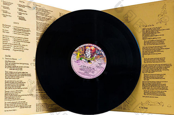 伦敦，大不列颠-1975年10月至11月：尾巴的把戏是英国进步摇滚乐队Genesis的第七张录音室专辑