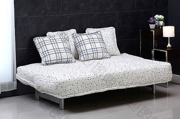 可爱舒适的沙发床和可爱的靠垫