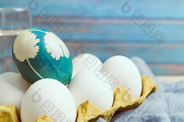 复活节快乐，有机蓝色复活节彩蛋站在白色彩蛋上等待彩绘，复活节节日装饰，复活节概念背景