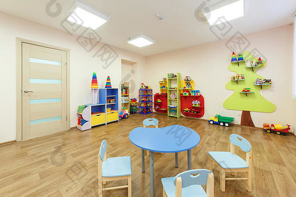蓝色的表格类孩子们光粉红色的彩色的游戏房间幼儿园