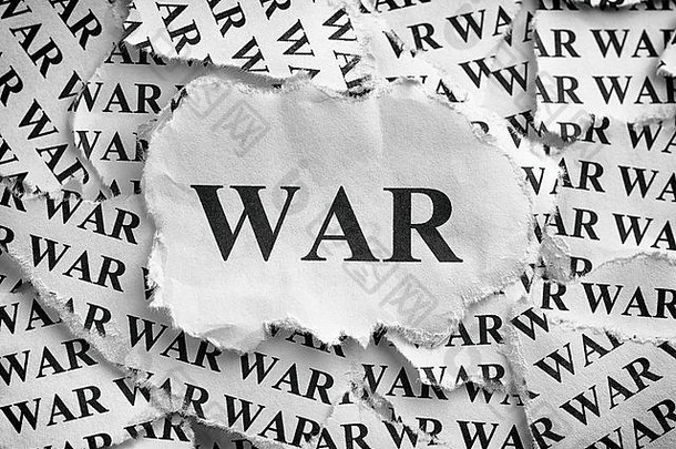 撕碎的纸片上写着“战争”。概念形象。非黑即白的