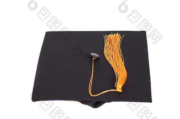 黑色毕业帽，金色流苏与白色背景隔离。