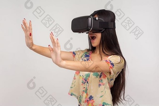 惊讶快乐女人眼镜站提高了手掌玩视频游戏哇经历兴奋情绪虚拟现实