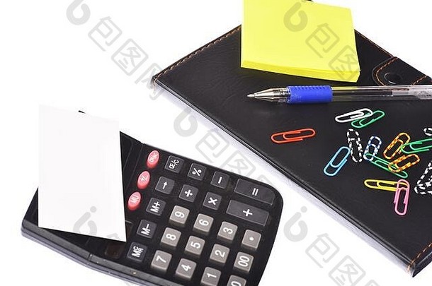 计算器和文具。业务和<strong>工作</strong>概念。皮革覆盖的笔记本、便笺纸、笔和夹子。白色背景上隔离的办公工具，特写。