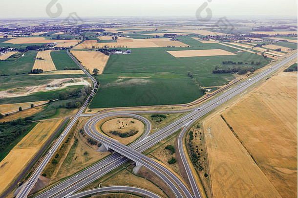 波兰A2公路鸟瞰图。无人机摄影