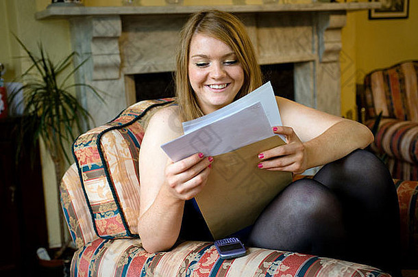 一名女学生紧张地阅读她的考试成绩。