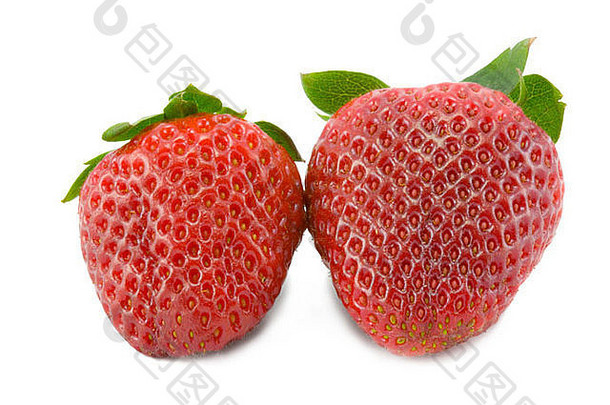 这两个红色的草莓在白色背景上分开