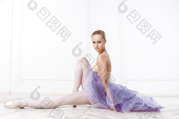 美丽的年轻的女人芭蕾舞女演员