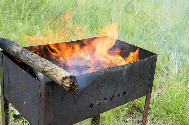 在烤架上烧柴火准备烧烤