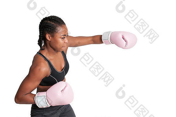 戴着拳击手套的年轻漂亮的黑人妇女