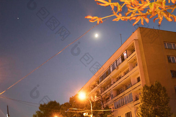公寓建筑月亮