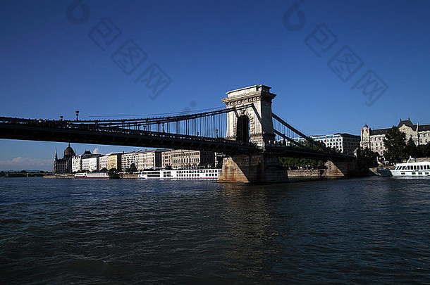 景观视图多瑙河链桥议会建筑距离深蓝色的天空