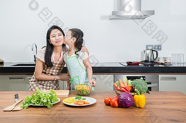 家庭、孩子和快乐的人概念-亚洲母亲和小女儿在家里的<strong>厨房</strong>做饭