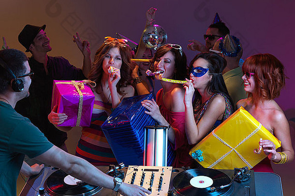 dj混音的部分后视图，女孩们吹响派<strong>对号</strong>角，拿着礼物，在派对上，人们在bac跳舞