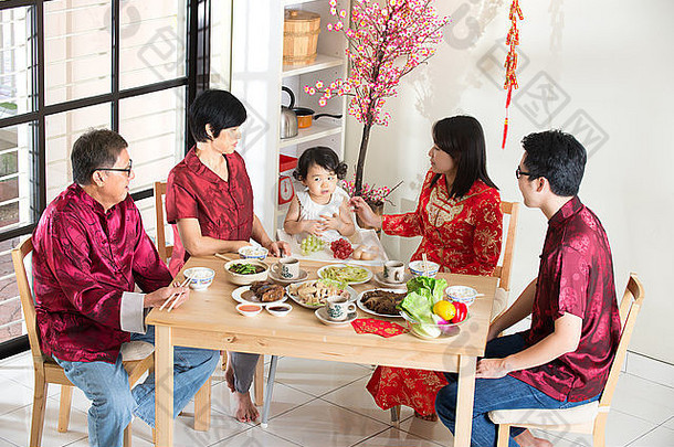 中国新年团圆饭，是中国文化的一部分，在除夕期间相聚