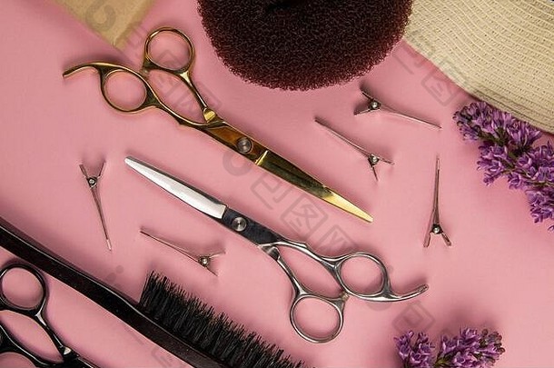 理发师工具剪刀库姆斯发夹淡紫色花粉红色的背景美概念平躺前视图